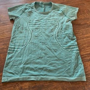 Lululemon tee